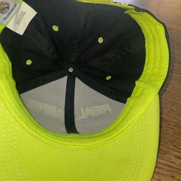 Real Madrid Core Adjustable Snapback Hat in excellent condition size OSFA - Picture 6 of 6